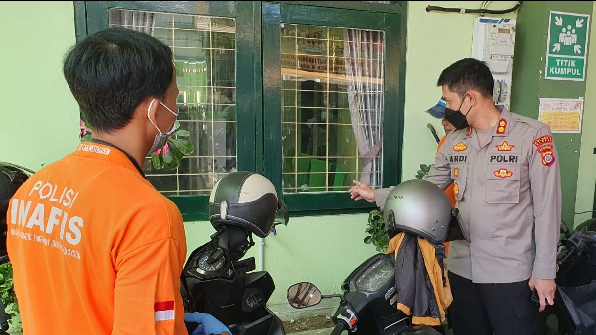 Polisi saat melakukan olah TKP dugaan penembakan di Puskesmas Depok 1.