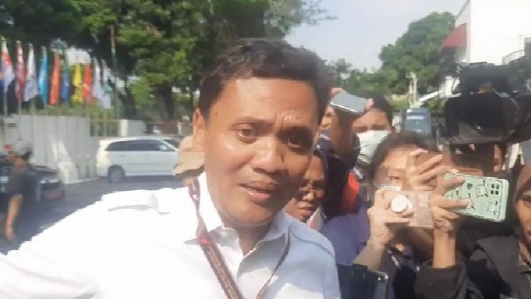 Tak Hanya Adu Mulut saat Gerindra Daftarkan Bacaleg, Petugas Pamdal KPU RI Juga Dorong-Dorongan dengan Habiburokhman
            - galeri foto