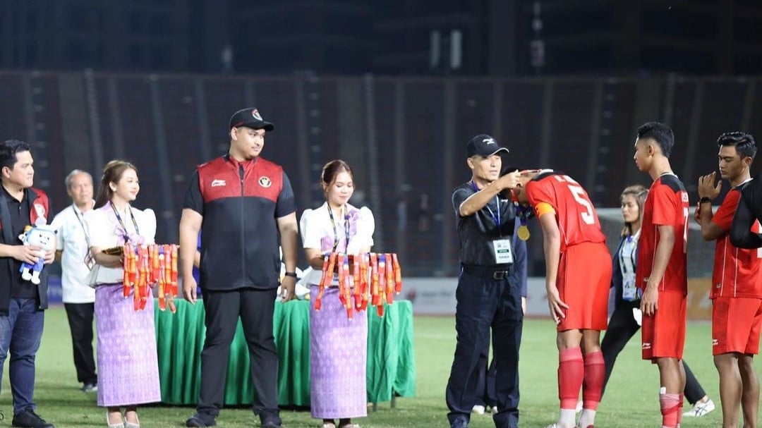 Pengalungan medali emas SEA Games 2023