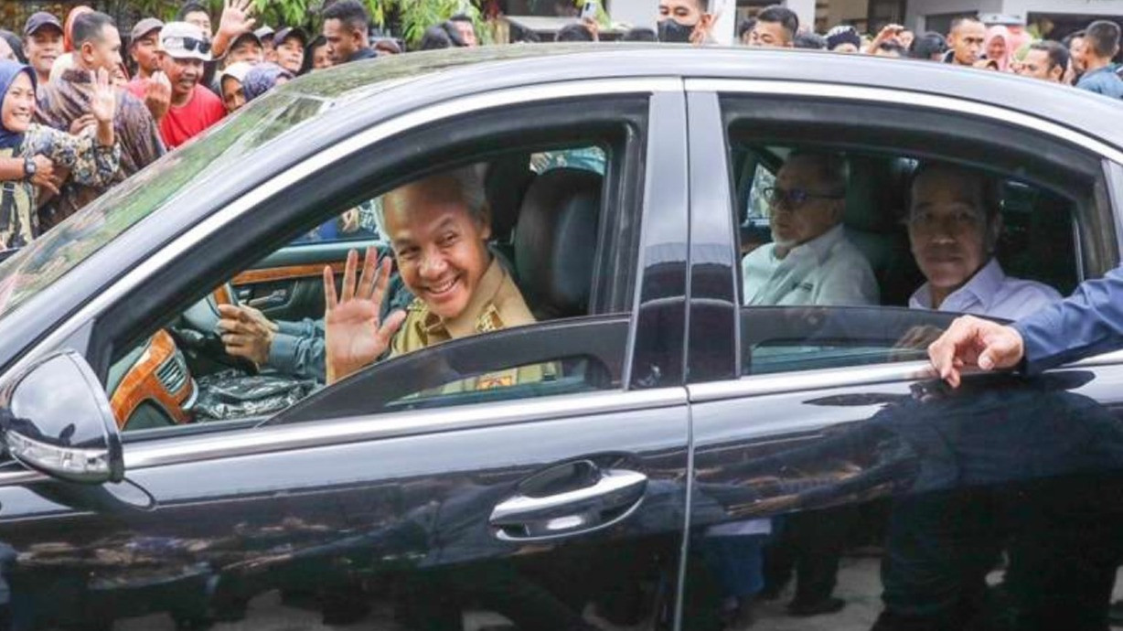 Presiden Jokowi dan Gubernur Jawa Tengah Ganjar Pranowo satu mobil.
