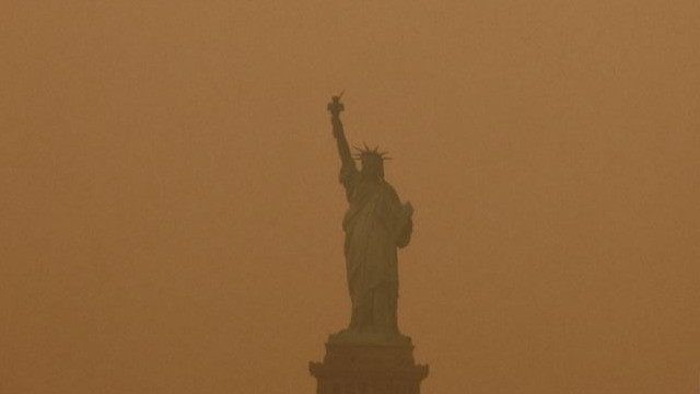 Patung Liberty diselimuti kabut dan asap akibat kebakaran hutan di Kanada, di New York, Amerika Serikat, Selasa (6/6/2023).