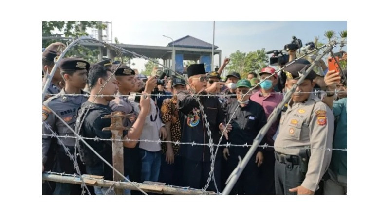 Pimpinan Ponpes Al Zaytun Syekh Panji Gumilang temui polisi di depan massa pendemo.