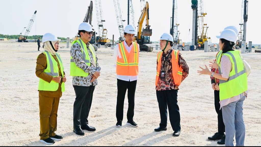 Presiden Joko Widodo melakukan groundbreaking proyek pembangunan pabrik foil tembaga PT Hailiang Nova Material Indonesia, yang ada di Kawasan Industri Java Integrated and Ports Estate (JIIPE), Gresik, Jawa Timur, Selasa (20/6/2023).