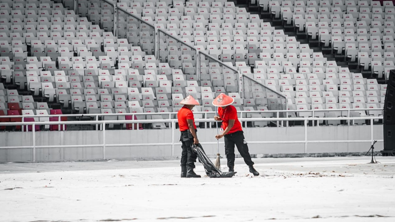 Komunitas Juang dan IM Ambara komunitas binaan PDI Perjuangan (PDIP), membersihkan areal Stadion Utama Gelora Bung Karno (GBK).