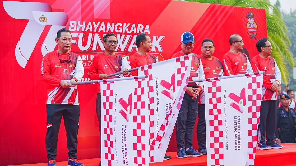 Kapolri Jenderal Listyo Sigit Prabowo menghadiri kegiatan Fun Walk dalam rangka memperingati Hari Bhayangkara ke-77 di Lapangan Monas, Jakarta Pusat, Minggu, 25 Juni 2023.