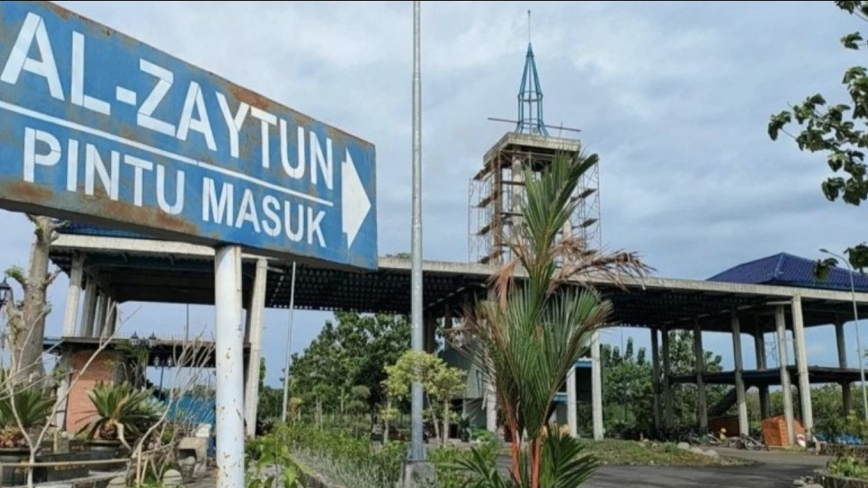 Papan penunjuk masuk ke Ponpes Al-Zaytun