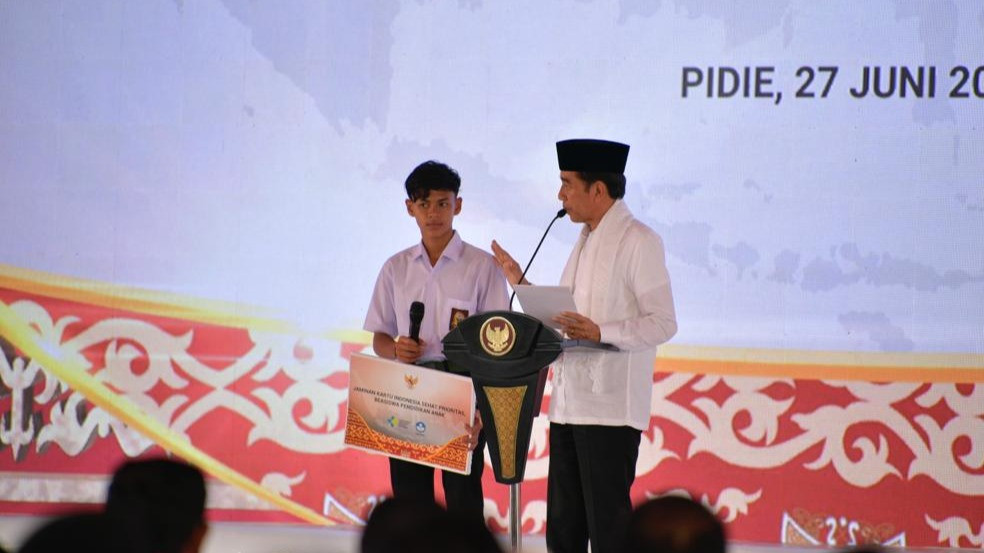 Presiden melakukan peluncuran program yang ditujukan bagi 12 lokasi peristiwa pelanggaran HAM berat di Indonesia, di Kabupaten Pidie, Aceh, Selasa (27/6).