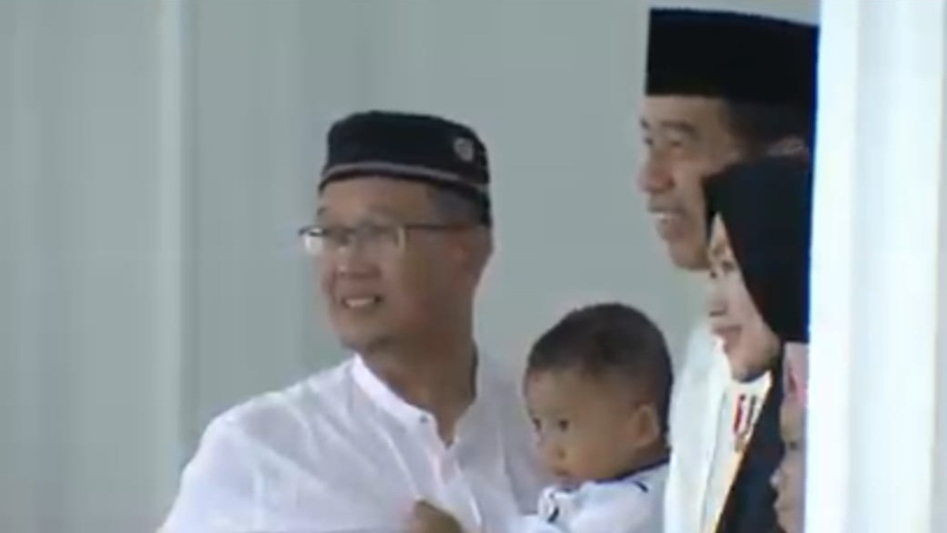 Momen foto bersama warga  dengan Pak Jokowi usai Sholat Idul Adha di Gedung Agung, Kamis (29/6).