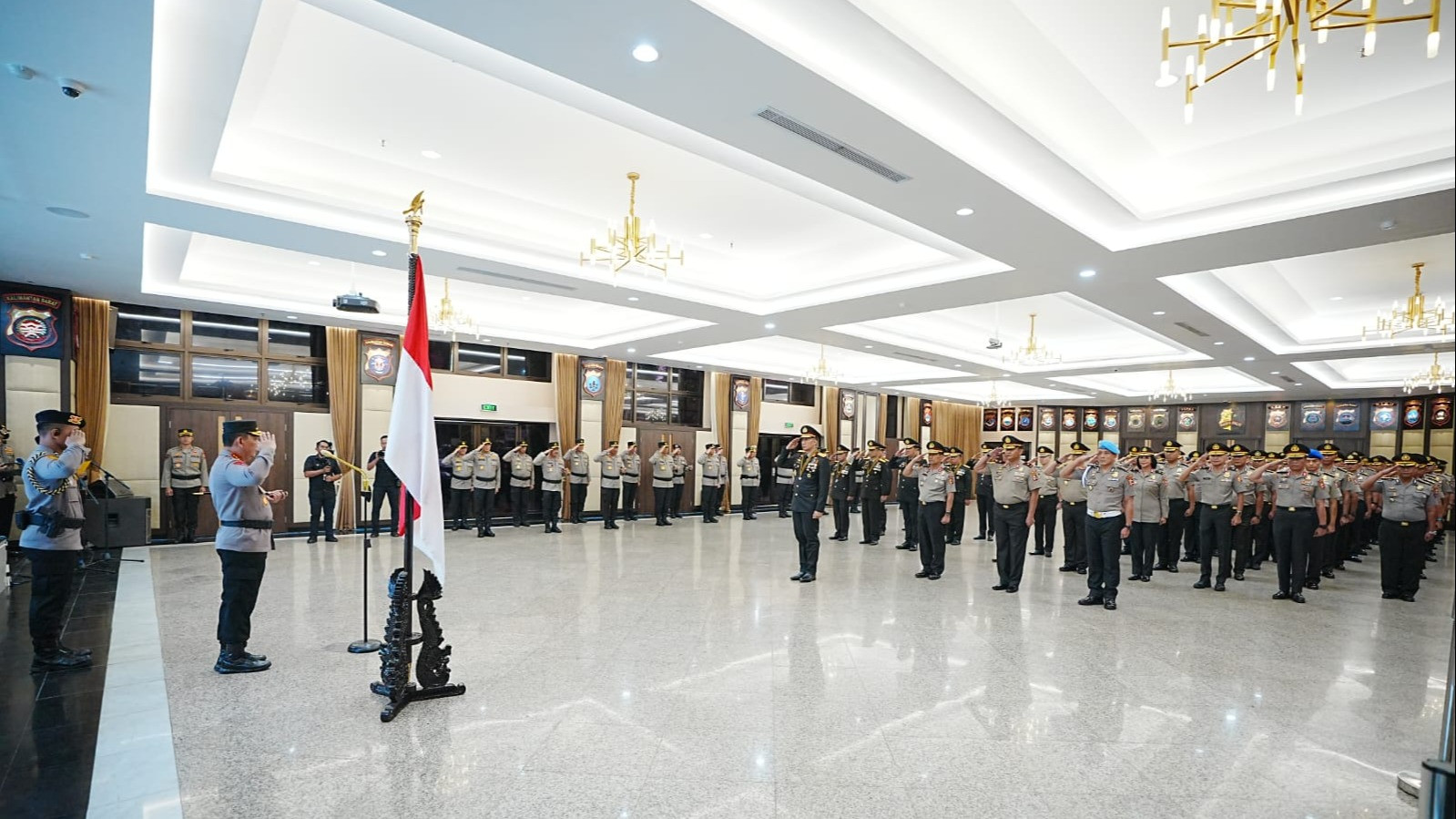 Kapolri Jenderal Listyo Sigit Prabowo menyematkan tanda kehormatan Bintang Bhayangkara Pratama kepada 22 Perwira Tinggi (Pati) Polri.