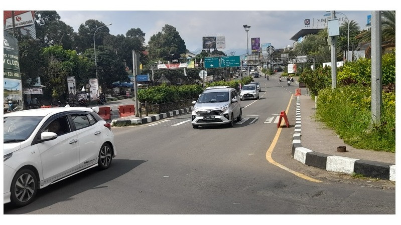 Arus lalu lintas puncak Bogor Jawa Barat, tengah diberlakukan sistem satu arah dari arah Puncak menuju Jakarta