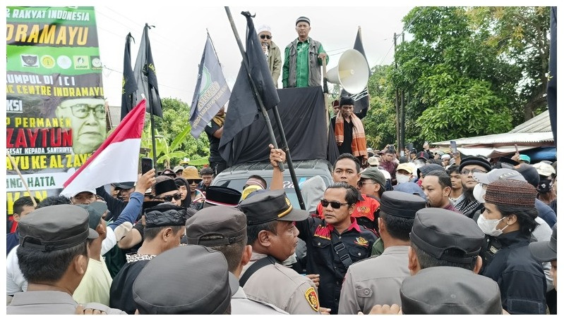 Ratusan massa Aliansi Santri dan Rakyat Indonesia gelar aksi demo di samping gerbang masuk Ponpes Al-Zaytun (6/7/2023).