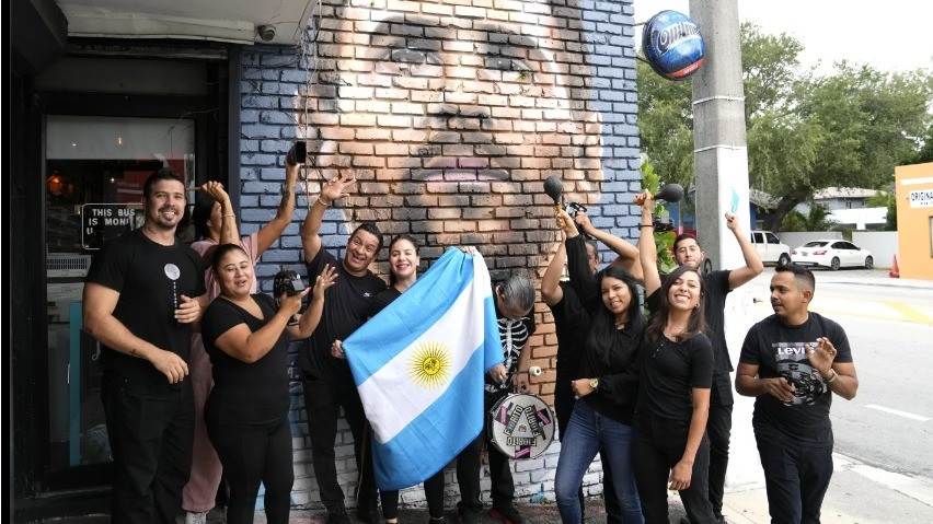 Seniman Maximiliano Bagnasco melukis mural bintang sepak bola Argentina Lionel Messi, Senin, 10 Juli 2023, di lingkungan Wynwood Miami.