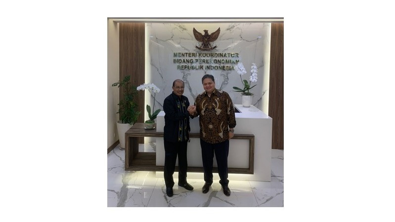 Wakil Ketua Dewan Perwakilan Daerah (DPD RI) Nono Sampono bertemu Menko Perekonomian Airlangga Hartarto di Kantor Kemenko Perekonomian, Jalan Lapangan Banteng, Jakarta, Kamis (13/7/2023).