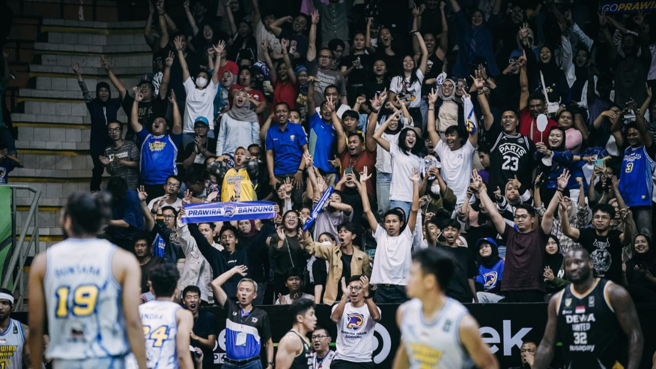 Kerinduan Bobotoh Akan Kemenangan Persib Diluapkan pada Prawira Harum Bandung, dari Yel-Yel Hingga Viking Clap Ada
            - galeri foto