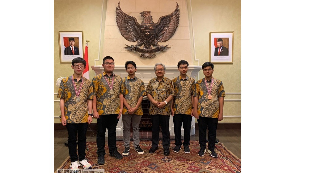 Dubes RI untuk Jepang Heri Akhmadi menerima delegasi siswa SMA Indonesia yang berhasil meraih prestasi gemilang pada International Physics Olympiad (IPhO) ke-53 di Wisma Duta Senin 17 Juli 2023.