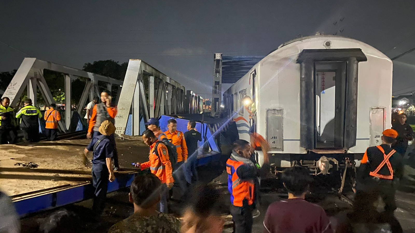 Petugas gabungan lakukan evakuasi gerbong kereta api, Selasa (18/7/2023).