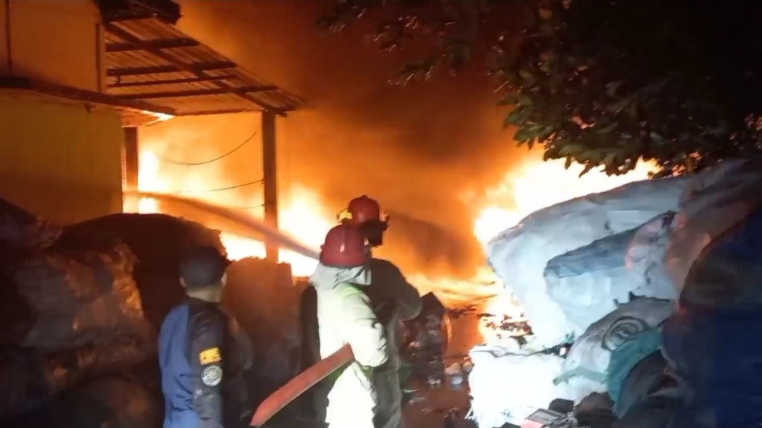 Sebuah gudang rosok yang berada di Desa Sidorejo, Kecamatan Wungu, Kabupaten Madiun, Jawa Timur, Kamis (20/7/2023) sekitar pukul 19.00 WIB ludes terbakar.