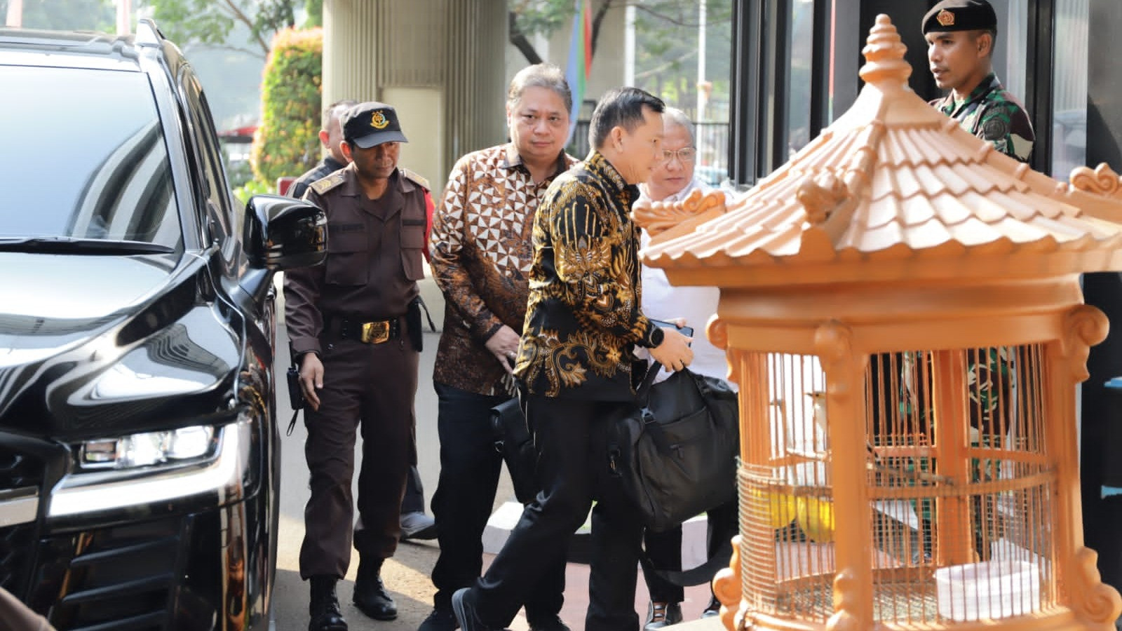 Airlangga Hartanto akhirnya tiba memenuhi pemanggilan ke Kejagung, Jakarta, Senin (24/07/2023).