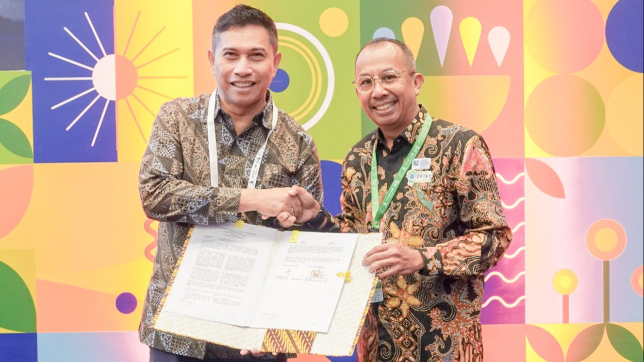 Direktur Utama PT Telkom Data Ekosistem (NeutraDC) Andreuw Th.A.F (kiri), bersama Direktur Utama PT Medco Power Indonesia Eka Satria.
