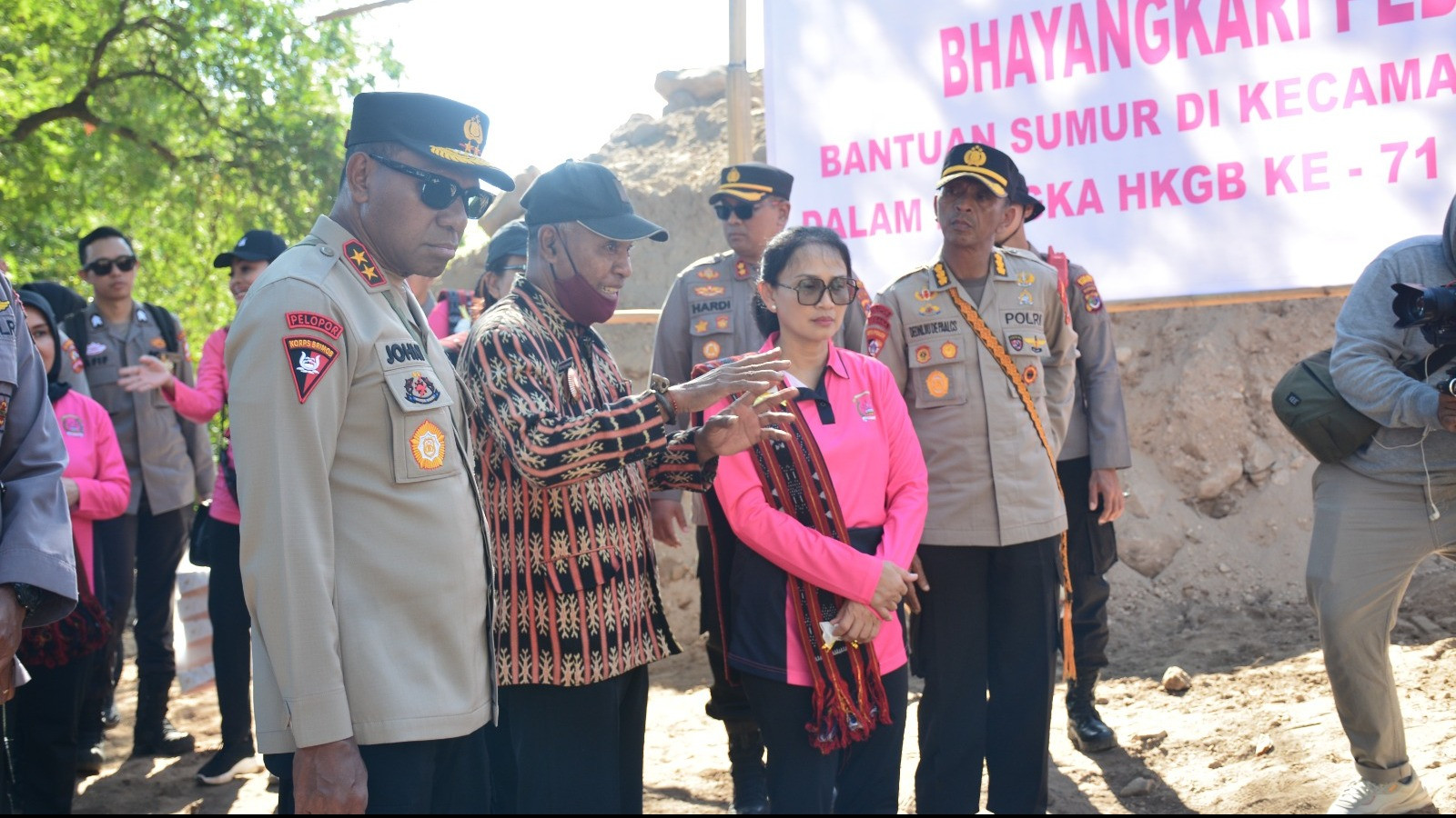 Ketua Umum Bhayangkari Ny. Juliati Sigit Prabowo bersama rombongan melakukan kunjungan kerja di Pelabuhan Kerica Palue.