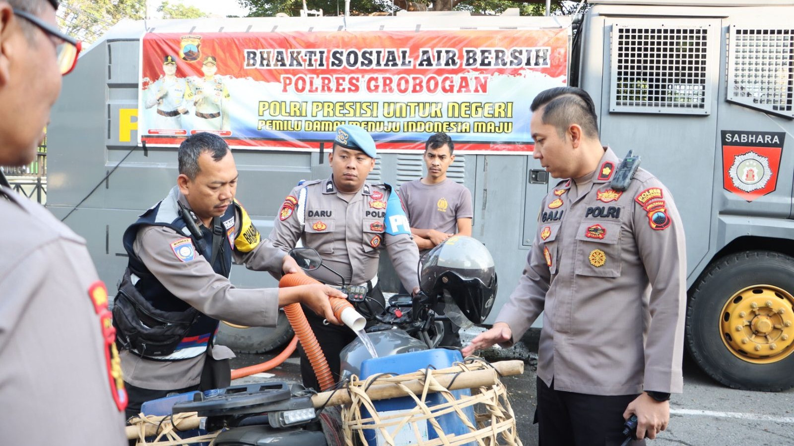 Polri melalui Polres Grobogan menyalurkan bantuan kepada warga atas kekeringan yang terjadi di Kabupaten Grobogan.