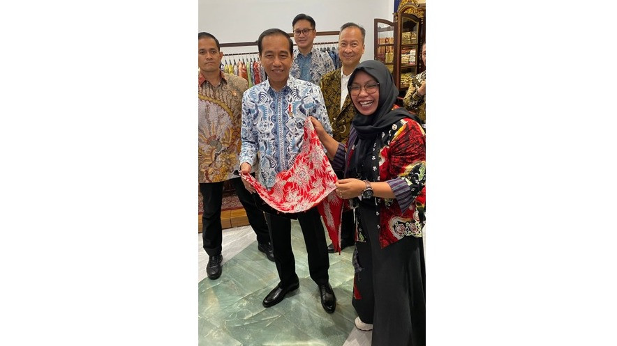 Presiden Joko Widodo lirik produk milik Nasabah Permodalan Nasional Madani (PNM), Erawati di Gelar Batik Nusantara (GBN) 2023 yang pada tahun ini dilakukan di Senayan Park, Jakarta (2/8/2023).