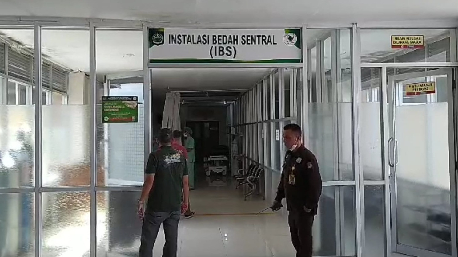 Operasi pemisahan kembar siam berkaki empat, Muhammad Karunia (9 bulan), sedang berlangsung di Rumah Sakit Umum Daerah Nusa Tenggara Barat (RSUD NTB).