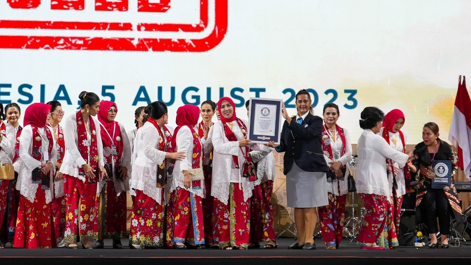 Indonesia berhasil memecahkan Guinness World Records (GWR) melalui pergelaran angklung terbesar di dunia yang diikuti oleh 15.110 peserta di Stadion Utama Gelora Bung Karno, Jakarta, pada Sabtu (5/8).