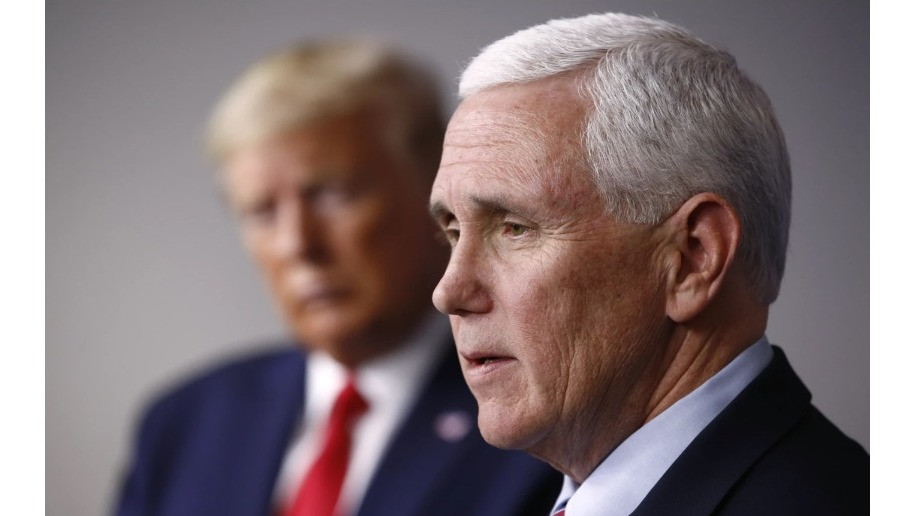 Wakil Presiden Mike Pence berbicara bersama Presiden Donald Trump selama pengarahan gugus tugas virus korona di Gedung Putih di Washington pada 22 Maret 2020.