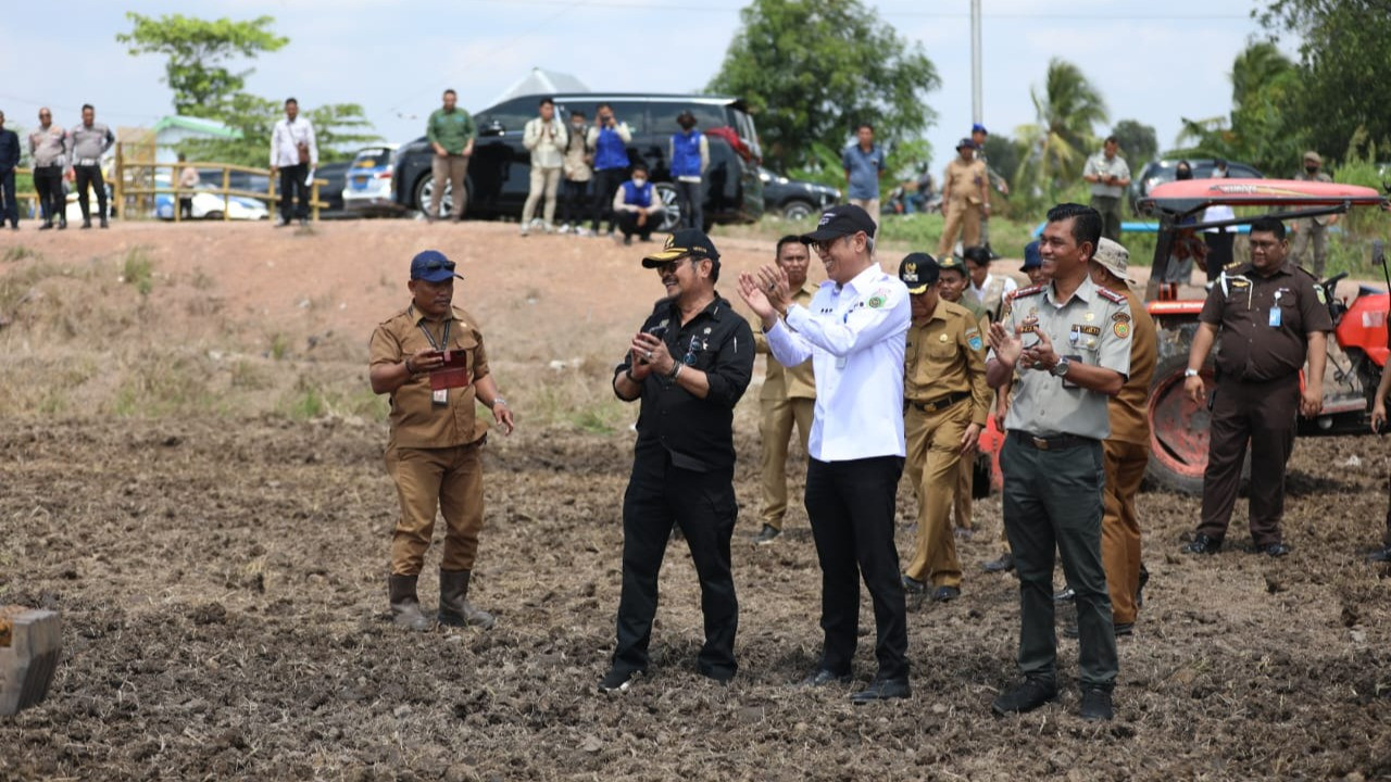 Menteri Pertanian Syahrul Yasin Limpo meninjau tanam padi perdana dalam Gerakan Nasional Penanganan Dampak El Nino di Desa Pelabuhan Dalam, Kecamatan Pemulutan, Kabupaten Ogan Ilir, Sumatera Selatan, Senin (7/8/2023).