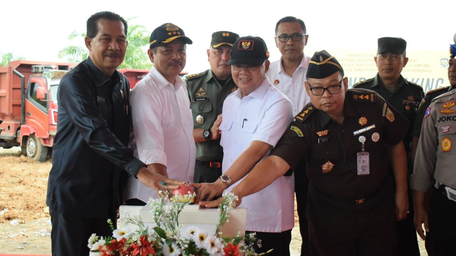 Direktorat Jenderal Perhubungan Darat melakukan ground breaking menandai dimulainya pembangunan Terminal Penumpang Tipe A Air Sebakul Kota Bengkulu pada Selasa (08/08).