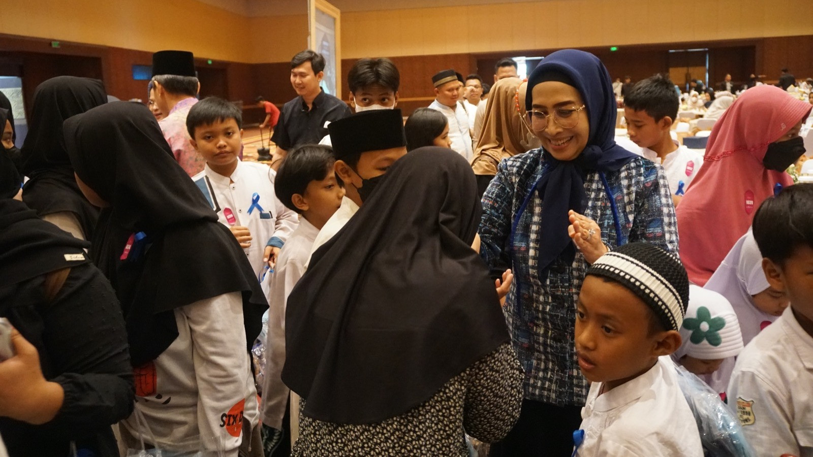 Pengusaha bagikan santunan kepada anak yatim.