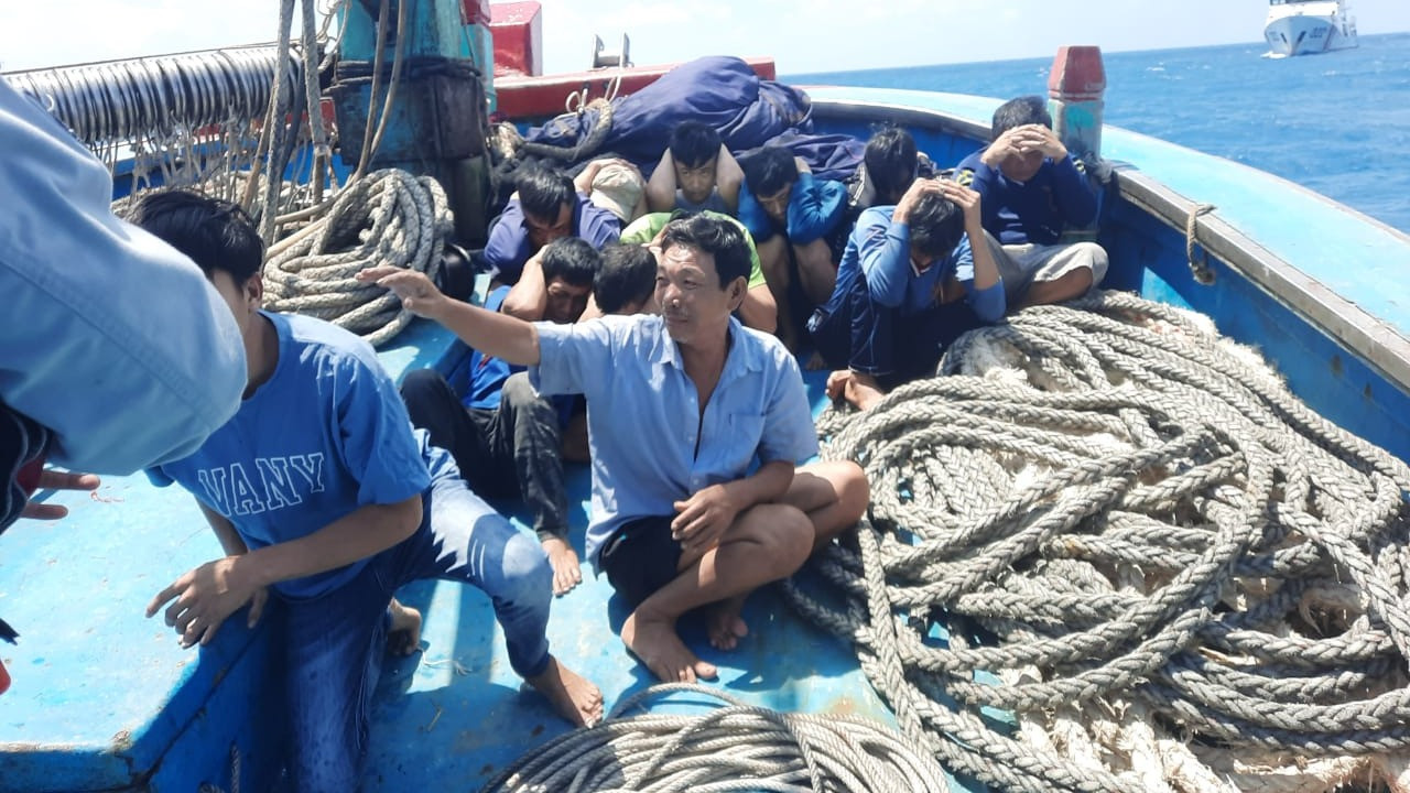 KN. Marore-322 Bakamla RI berhasil menangkap kapal ikan asing (KIA) berbendera Vietnam, yang diduga melakukan penangkapan ikan ilegal di perairan dan yurisdiksi Indonesia di Laut Natuna Utara, (13/8/2023).