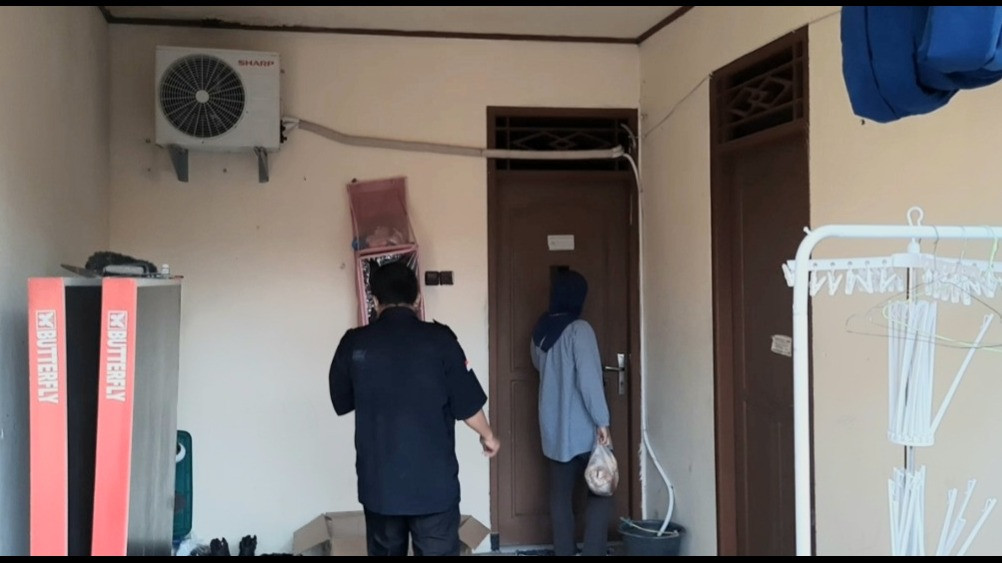 Istri Ketua RT mendatangi rumah terduga teroris untuk memberikan bantuan logistik ke keluarga.