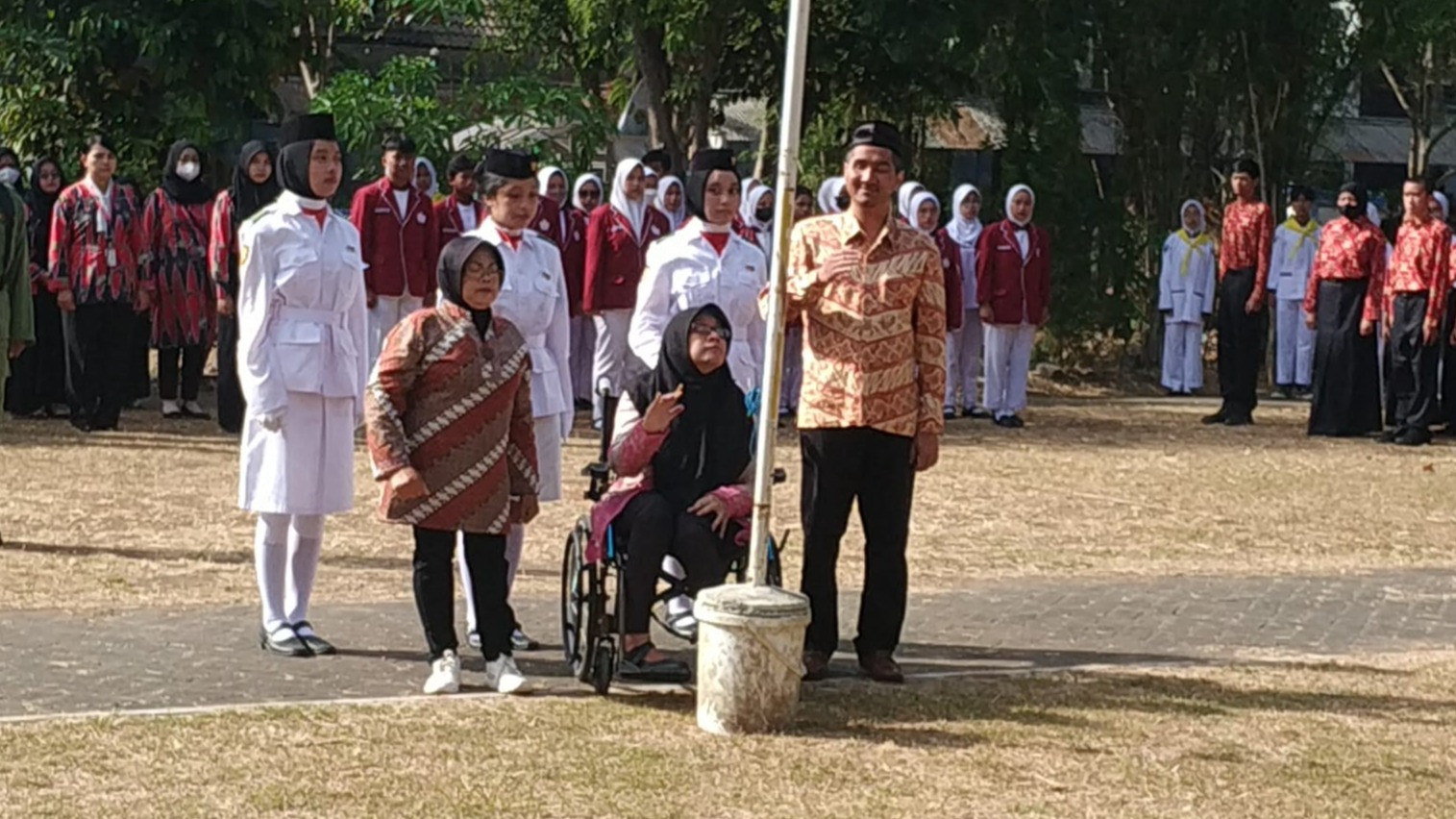 Para penyandang disabilitas di Malang Raya menggelar upacara pengibaran bendera pada Kamis 17 Agustus 2023.