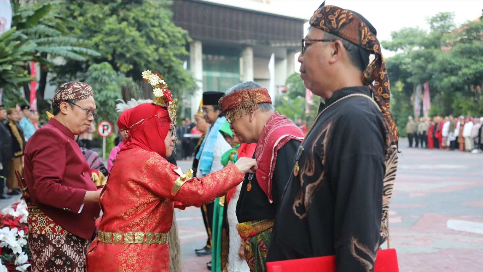 Warna-warni ceria baju adat dari berbagai daerah di Indonesia terlihat memenuhi lapangan kantor Kementerian Sosial RI.
