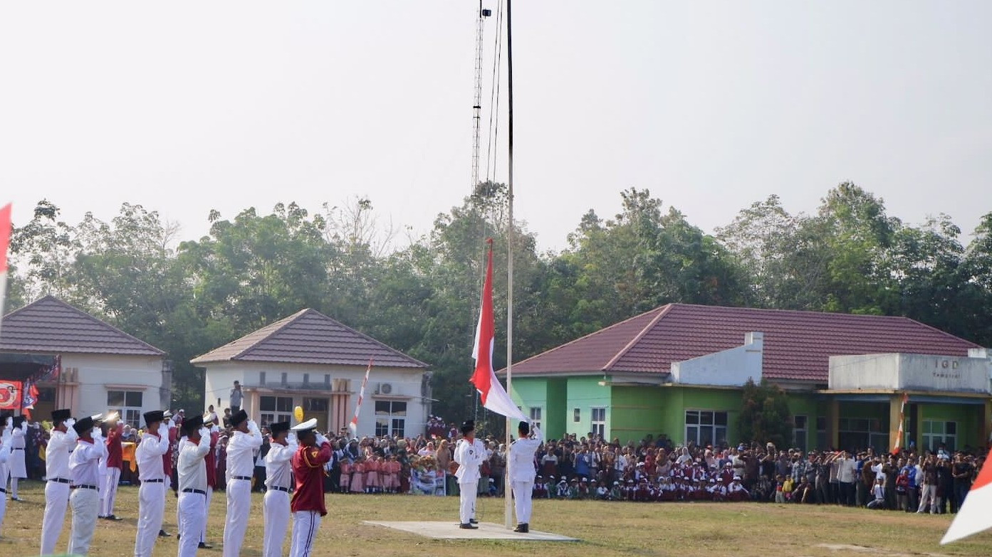 Pengibaran Bendera Merah Putih di Upacara 17 Agustus.