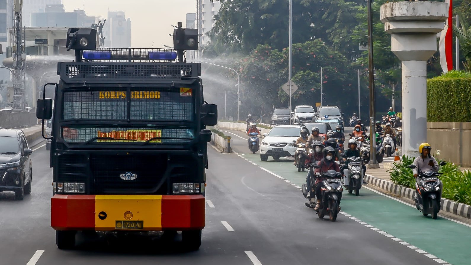 Potret Polda Metro Semprot Jalan Protokol Pakai Water Cannon untuk Kurangi  Polusi udara