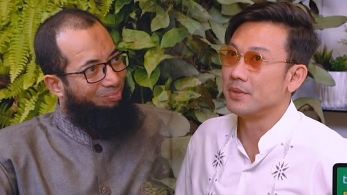 Denny Sumargo Sempat Bicara Jujur Ingin Masuk Islam, Netizen Terkejut dengan Jawaban Ustaz Khalid Basalamah, Katanya…
            - galeri foto