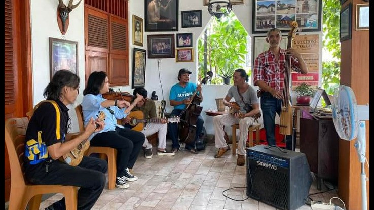 Sekolah Kajian Stratejik dan Global UI mengadakan kegiatan edukasi berupa sharing ilmu ketahanan usaha dan pentingnya strategi bagi manajemen dan pelaku seni budaya Betawi di Kerontjong Toegoe.
