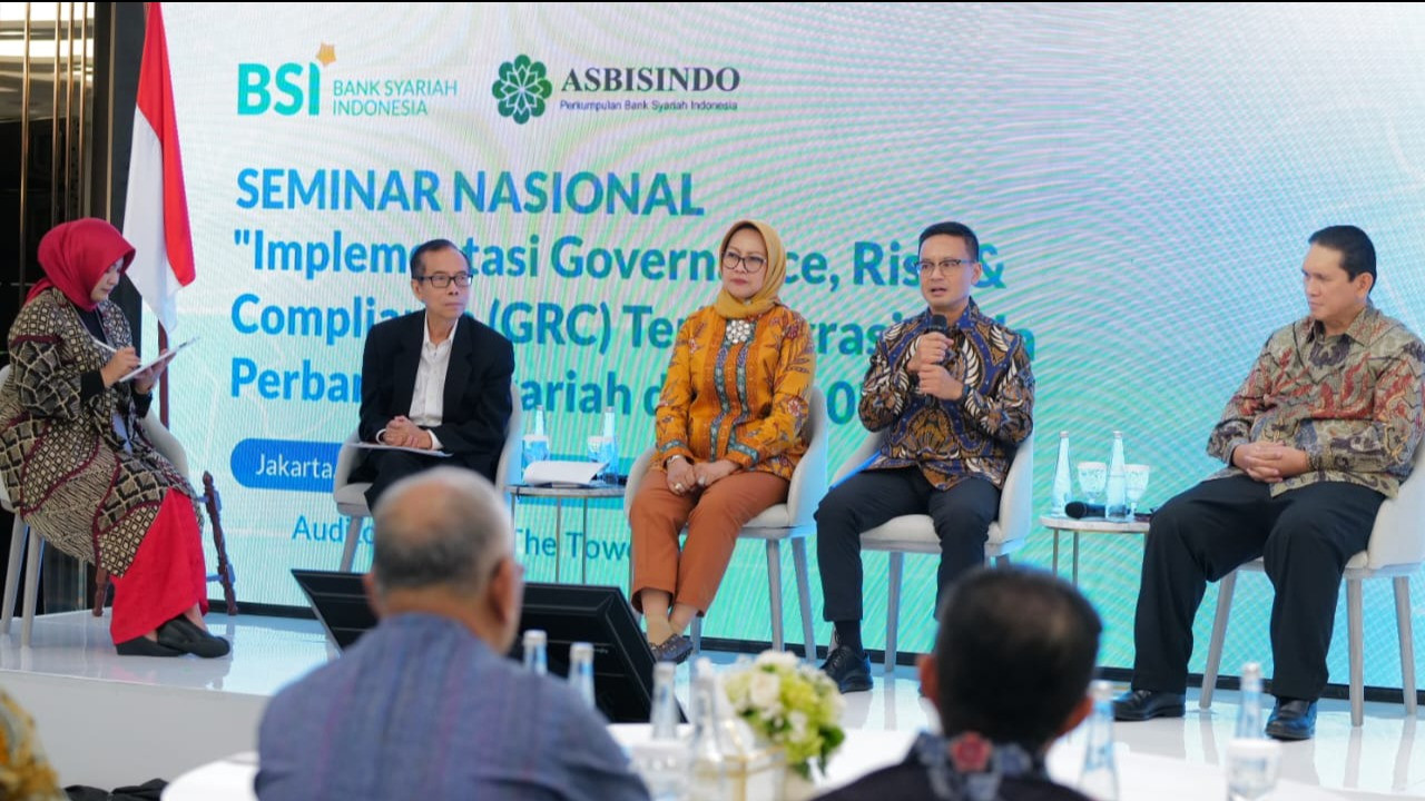 Ketum Asosiasi Bank Syariah Indonesia (Asbisindo) Hery Gunardi pada Seminar Nasional Asbisindo dengan tema ‘Implementasi Governance, Risk, & Compliance (GRC) Terintegrasi pada Perbankan Syariah di Era 4.0’