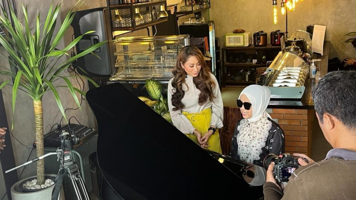 Putri Ariani di Acara Apa Kabar Indonesia Siang tvOne.