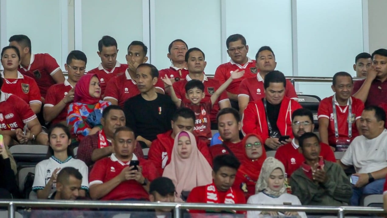 Presiden Joko Widodo dan Ibu Iriana menonton langsung di Stadion Manahan, Solo (12/9/2023).