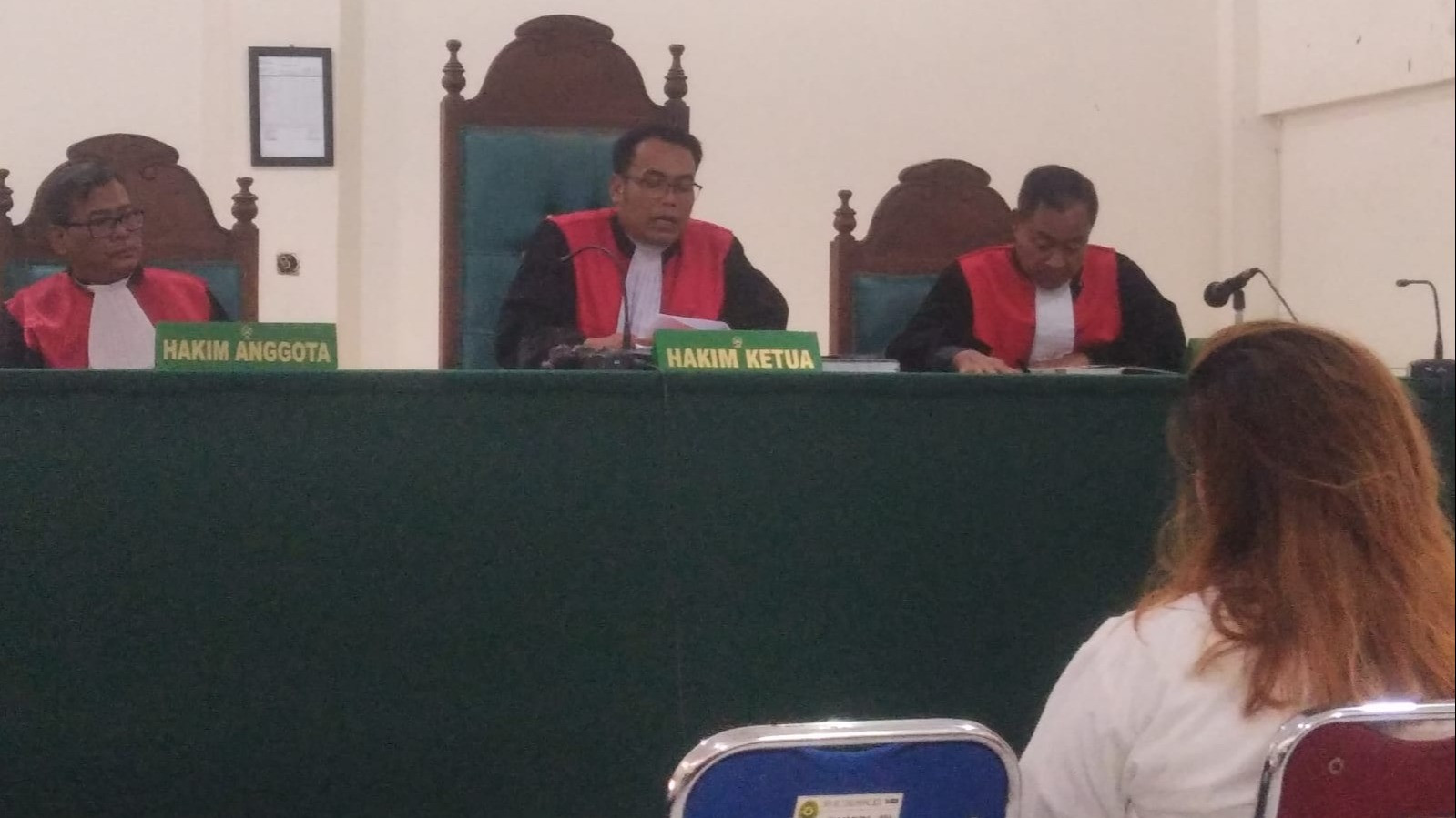 Majelis Hakim saat membacakan putusan terhadap terdakwa Lina Mukherjee (19/9/2023).