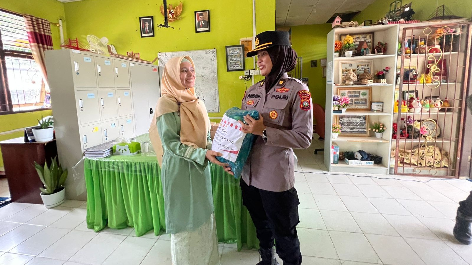 Polri menyelenggarakan bakti kesehatan bagi masyarakat Kampung Cate, Rempang, Galang dan Simpang Sembulang, Kota Batam, Kepulauan Riau (Kepri).