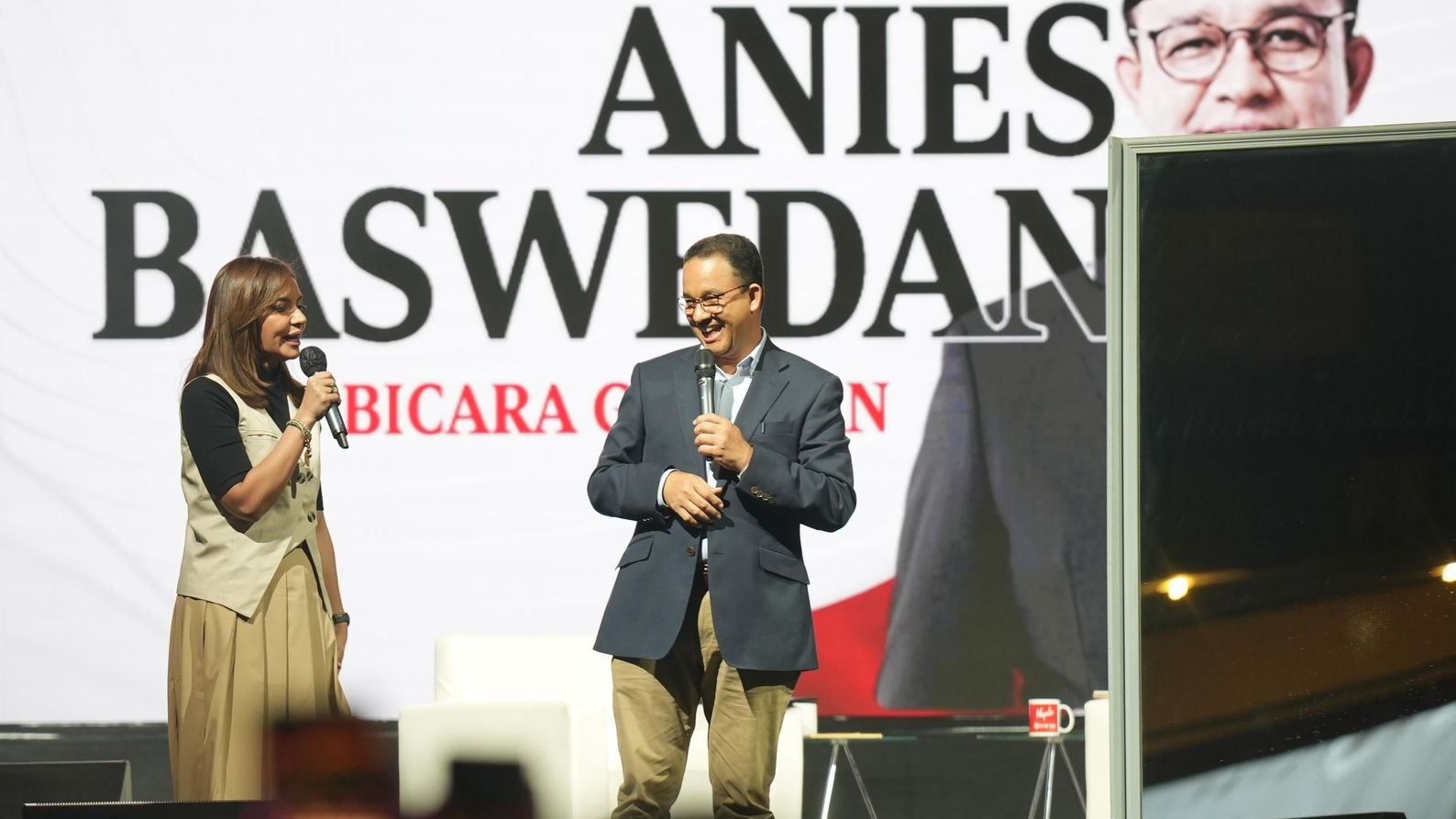 Anies Baswedan dan Najwa Shihab dalam acara Bacapres Bicara Gagasan di Grha Sabha Pramana Universitas Gadjah Mada (UGM), Sleman, Yogyakarta, Selasa petang (19/9/2023).