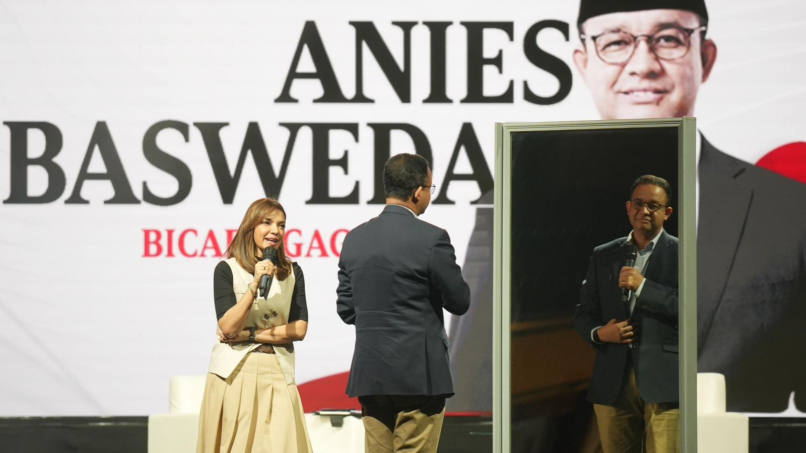Anies Baswedan dan Najwa Shihab dalam acara Bacapres Bicara Gagasan di Grha Sabha Pramana Universitas Gadjah Mada (UGM), Sleman, Yogyakarta, Selasa petang (19/9/2023).