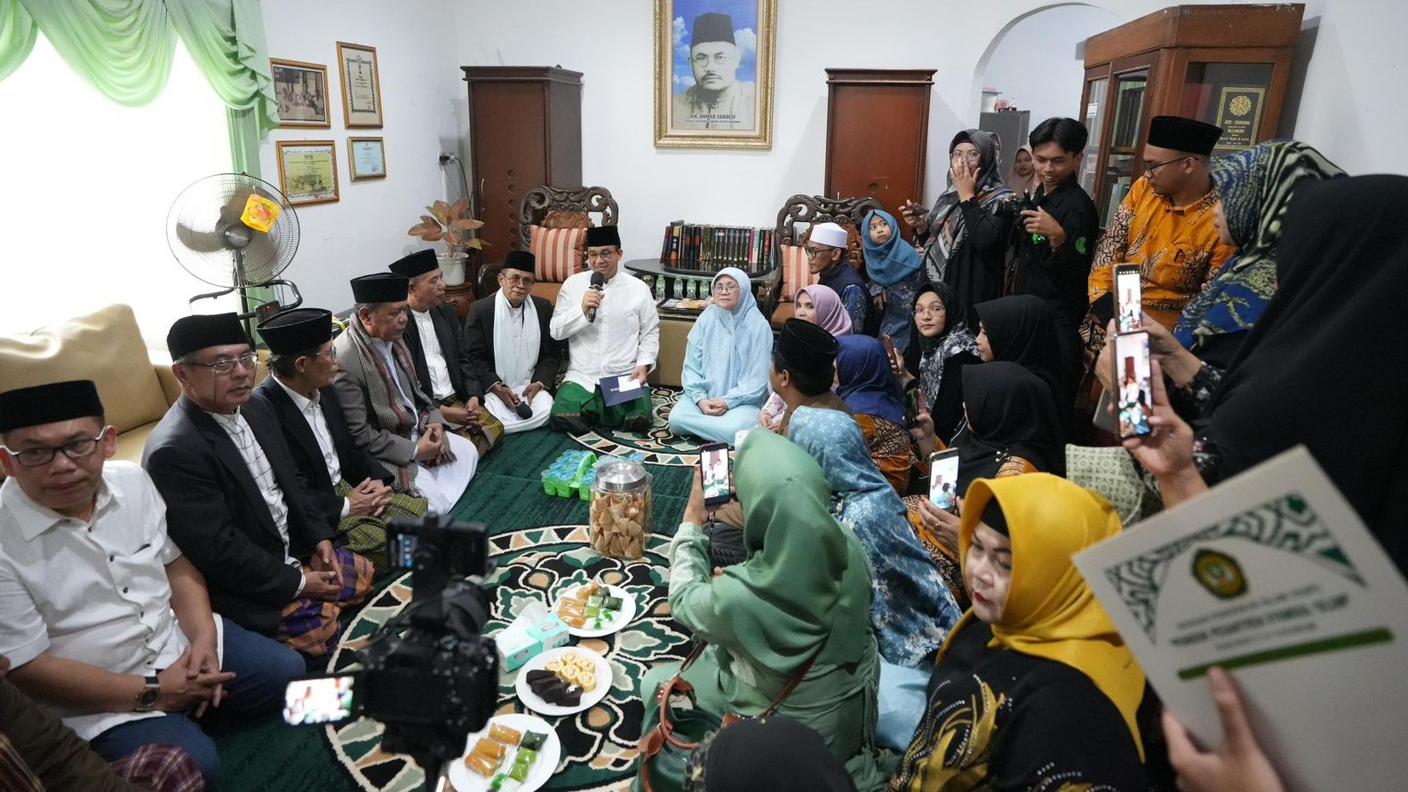 Hj. Neni Fauziah, cucu KH. Ahmad Sanusi dan Pimpinan Ponpes Syamsul ‘Ulum, Sukabumi, Jawa Barat, mendoakan Anies Baswedan menjadi Presiden di Pilpres 2024.