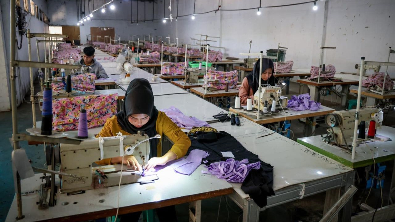 Menteri Koperasi dan UKM (MenKopUKM) Teten Masduki menyaksikan secara langsung kondisi terkini pabrik dan menerima keluhan beberapa pelaku UKM tekstil di Kabupaten Bandung.