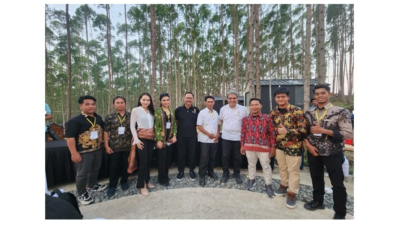 Kepala dan Wakil Kepala Otorita IKN foto bersama para influencer asal Kalimantan.